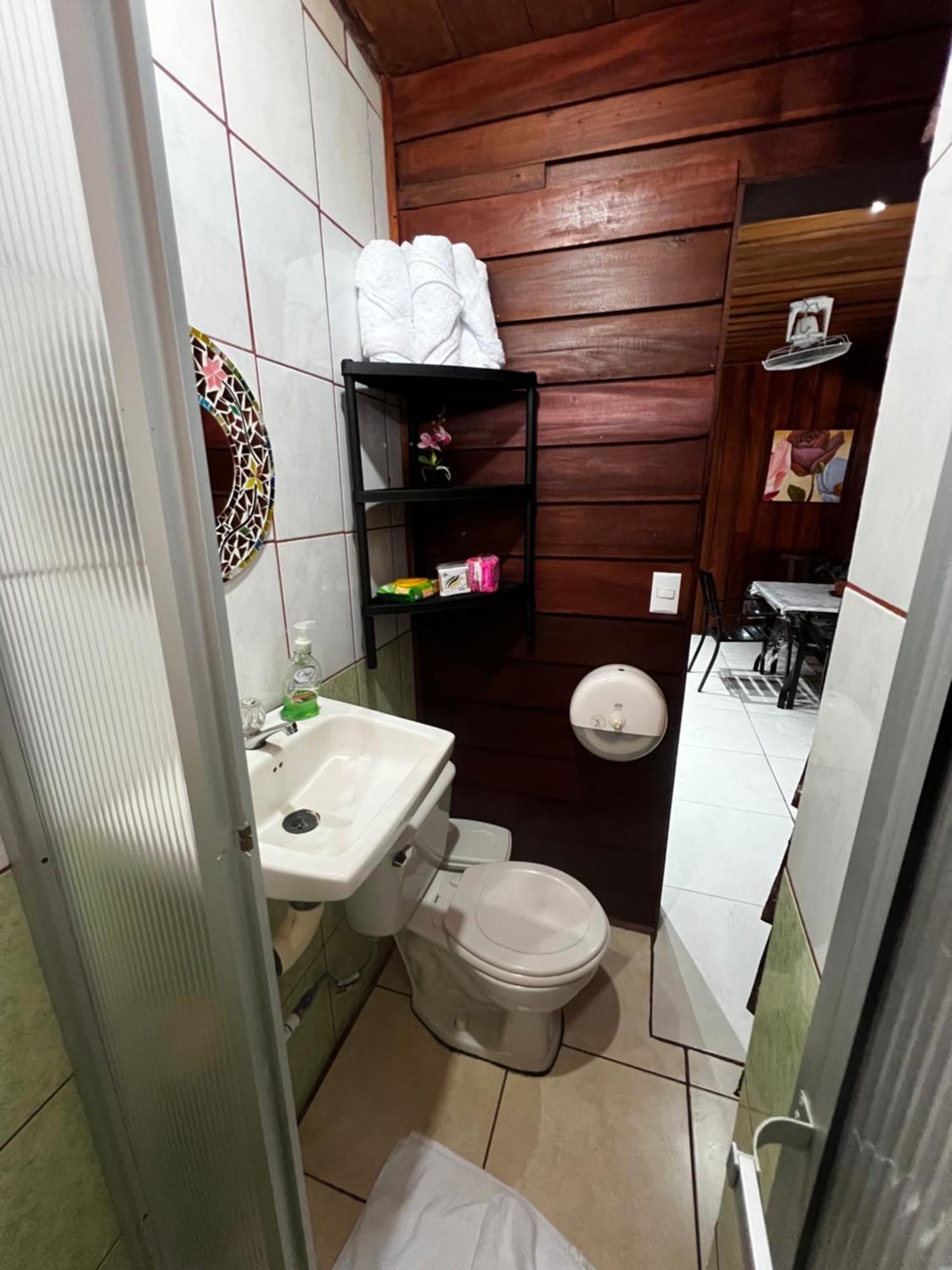 Cabinas Lupita La Fortuna Exteriör bild